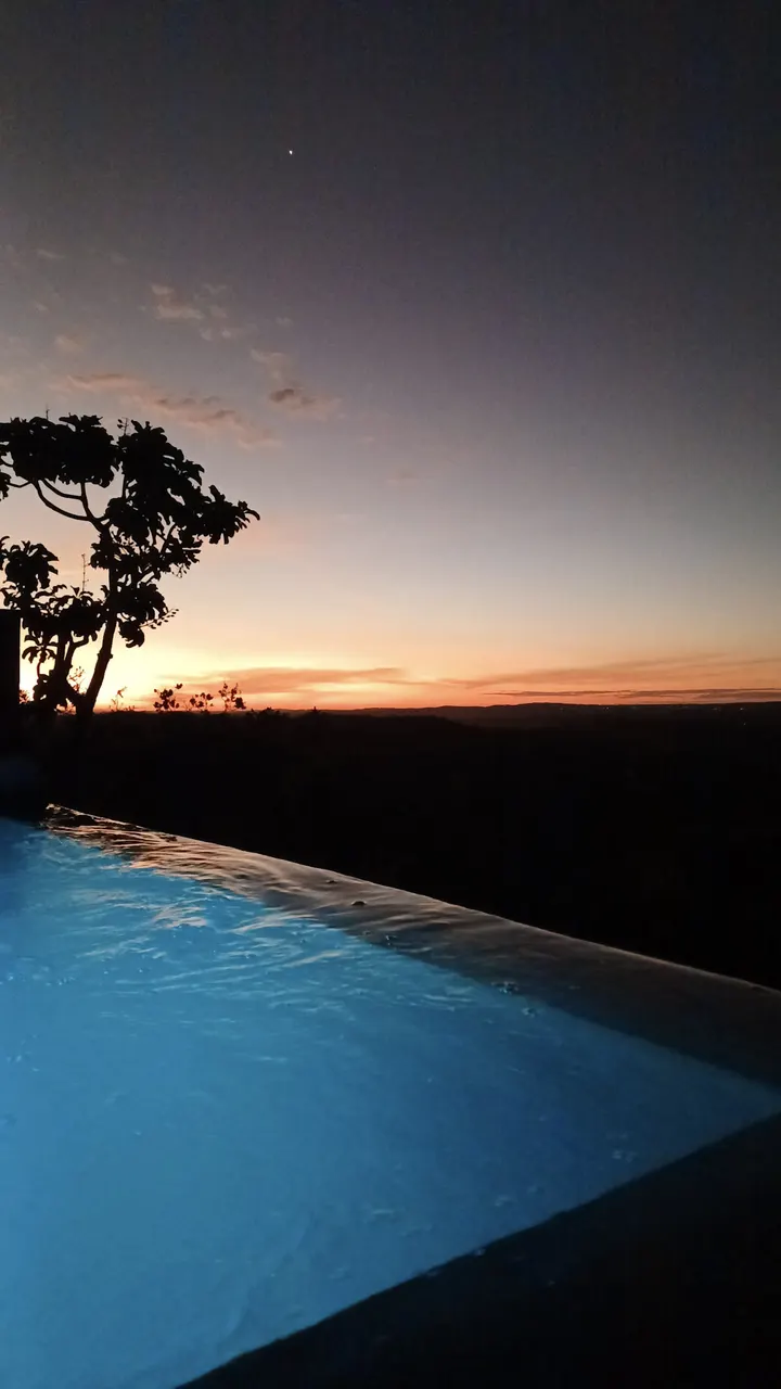 Piscina aquecida com borda infinita